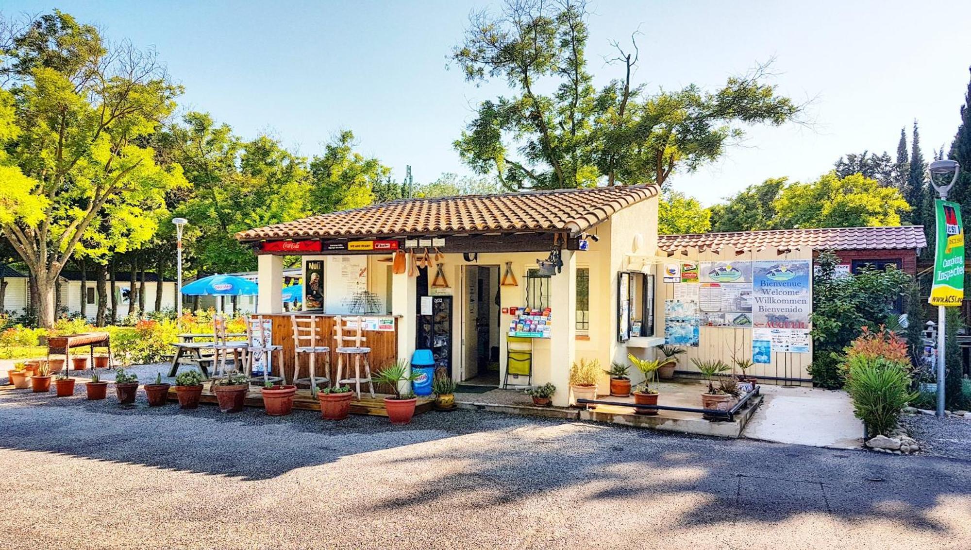 Camping Porte Des Alpilles By M.A Destination Glamping Saint-Etienne-du-Gres Exterior photo
